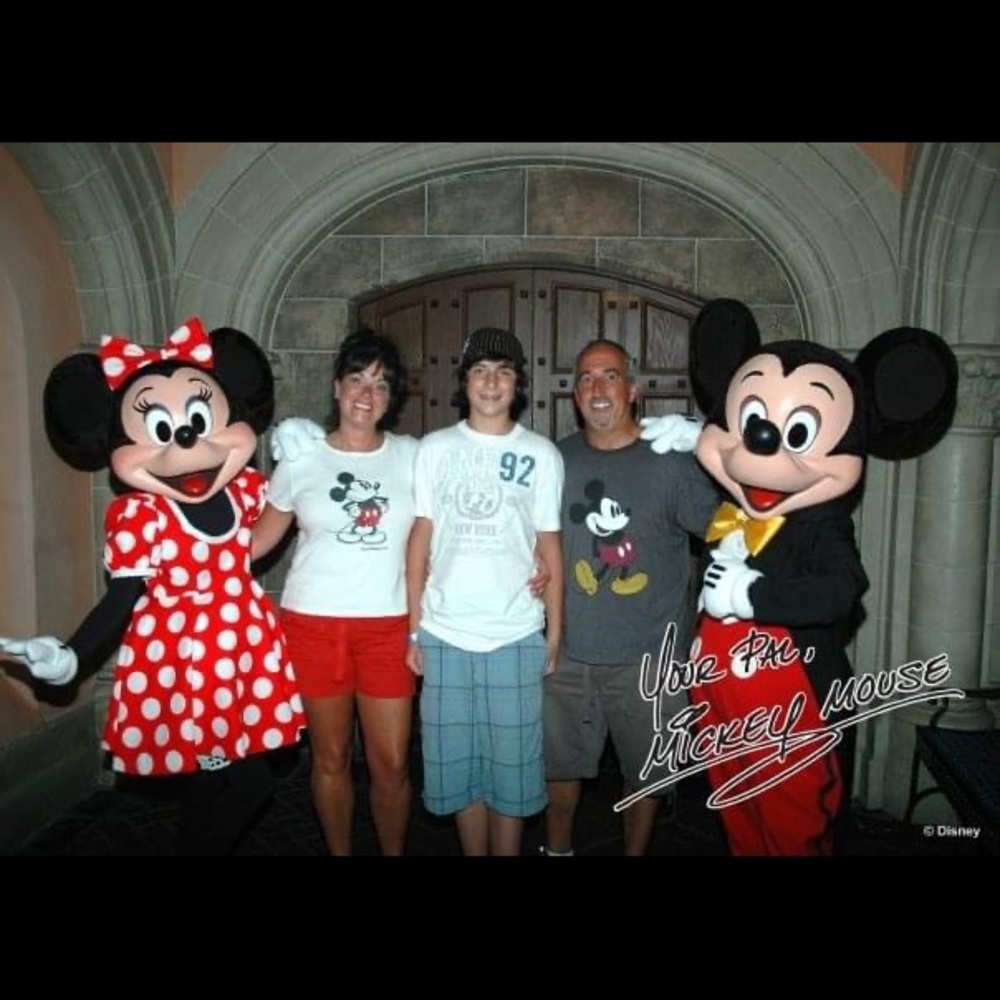 DISNEY MERCHANDISE - Picture 8 of 11